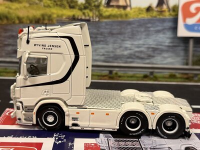 Tekno Tekno Scania Next Gen R-serie Highline 6x2 sleepas trekker JENSEN