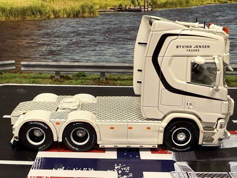 Tekno Tekno Scania Next Gen R-serie Highline 6x2 sleepas trekker JENSEN