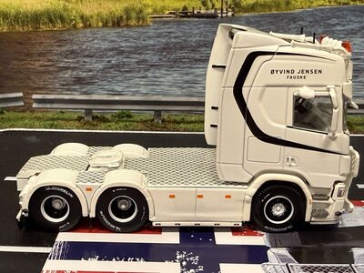 Tekno Tekno Scania Next Gen R-serie Highline 6x2 sleepas trekker JENSEN