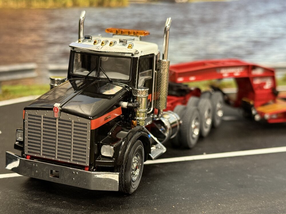 Mammoet store SWORD Kenworth T800W 8x4 + 4-axle flipboy trailer MAMMOET