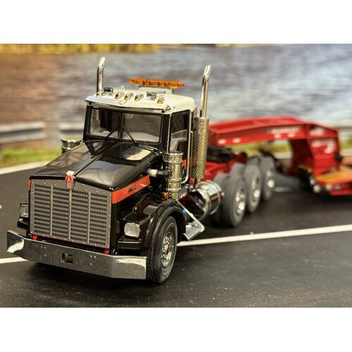 Mammoet store SWORD Kenworth T800W 8x4 + 4-axle flipboy trailer MAMMOET