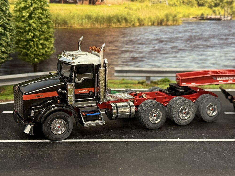 Mammoet store SWORD Kenworth T800W 8x4 + 4-axle flipboy trailer MAMMOET