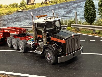 Mammoet store SWORD Kenworth T800W 8x4 + 4-axle flipboy trailer MAMMOET
