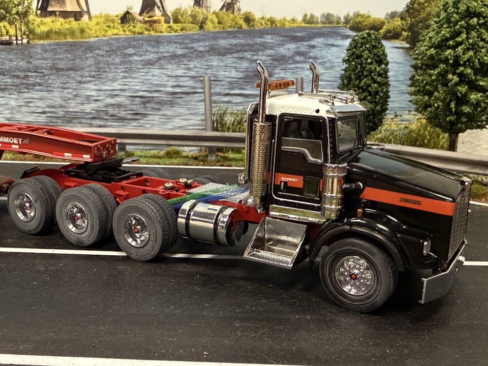 Mammoet store SWORD Kenworth T800W 8x4 + 4-axle flipboy trailer MAMMOET