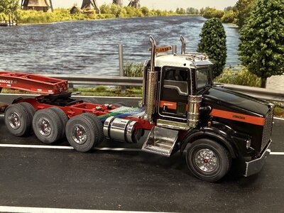 Mammoet store SWORD Kenworth T800W 8x4 + 4-axle flipboy trailer MAMMOET