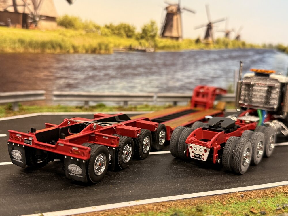 Mammoet store SWORD Kenworth T800W 8x4 + 4-axle flipboy trailer MAMMOET