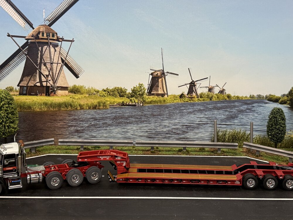 Mammoet store SWORD Kenworth T800W 8x4 + 4-axle flipboy trailer MAMMOET
