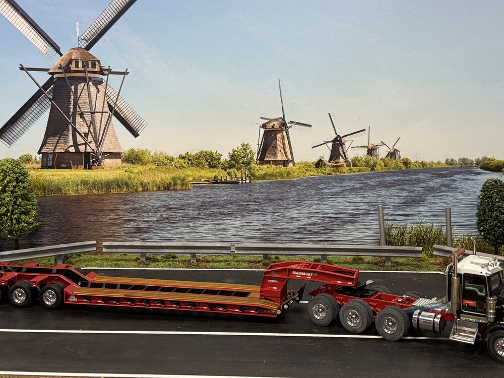 Mammoet store SWORD Kenworth T800W 8x4 + 4-axle flipboy trailer MAMMOET