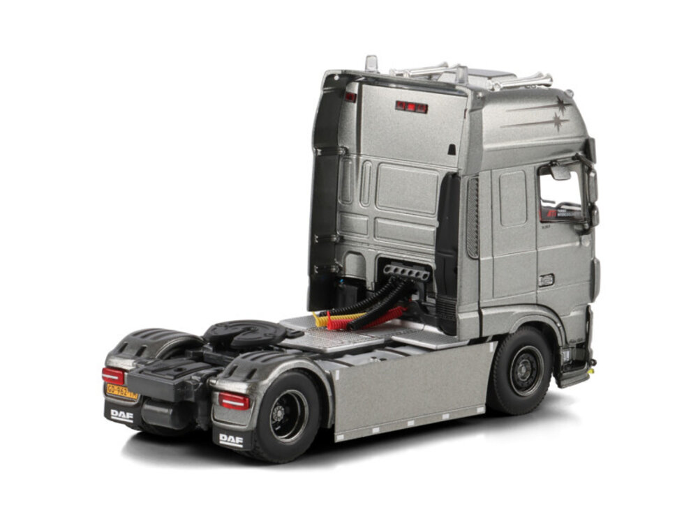 WSI WSI DAF XF Super Space Cab 4x2 ARMOR EXPRESS