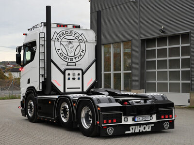 WSI WSI Scania R 6x2 + 3-axle box trailer FREDSTAD