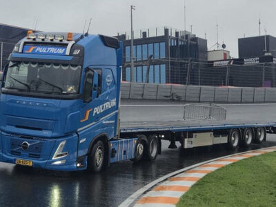 WSI WSI Volvo FH Aero Glob. XL 6x2 + 3-axle flatbed trailer PULTRUM