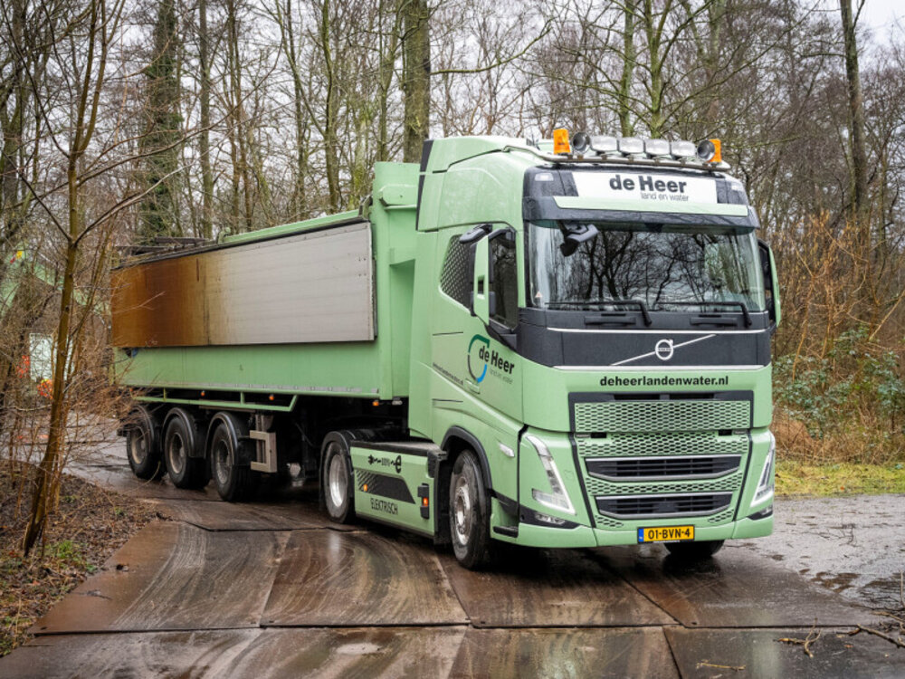 WSI WSI Volvo FH5 Glob. electric 4x2 + 3-axle tipper trailer DE HEER