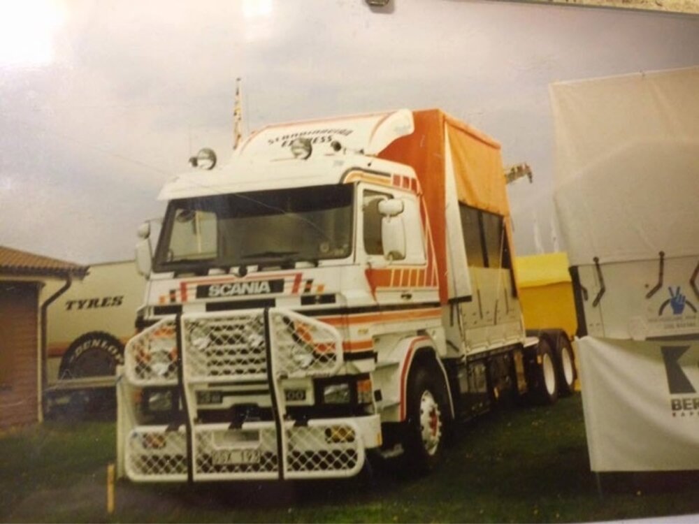 Tekno Tekno Scania 143 met Zweedse backpack en 3-assige klassieke zwanenhals oplegger SCANDINAVIAN EXPRESS