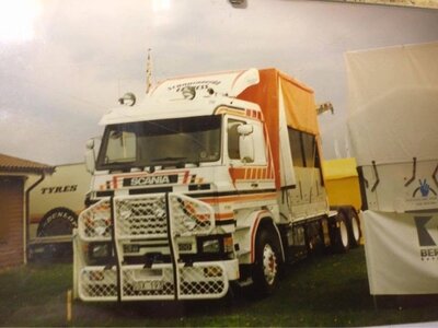 Tekno Tekno Scania 143 met Zweedse backpack en 3-assige klassieke zwanenhals oplegger SCANDINAVIAN EXPRESS