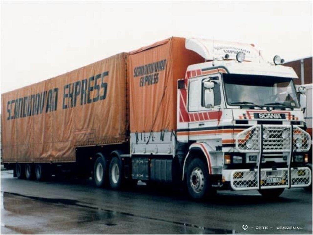 Tekno Tekno Scania 143 met Zweedse backpack en 3-assige klassieke zwanenhals oplegger SCANDINAVIAN EXPRESS