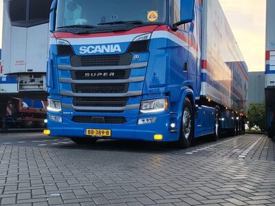 Tekno Tekno Scania Next Gen S Highline met 3-assige koeloplegger HZ LOGISTICS