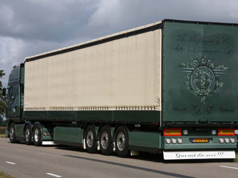 WSI WSI DAF 95 XF super space cab 6x2 met 3-assige schuifzeilenoplegger NAGTEGAAL