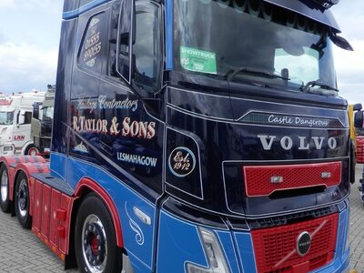 WSI WSI Volvo FH Aero 6x2 with 3-axle curtainside trailer R. TAYLOR & SONS Lesmahagow Scotland