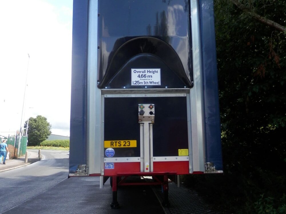 WSI WSI Volvo FH Aero 6x2 with 3-axle curtainside trailer R. TAYLOR & SONS Lesmahagow Scotland