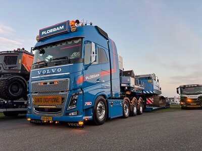 Tekno Tekno Volvo FH16 8x4 with Broshuis DDC lowloader 3 bed 5 PLOEGAM
