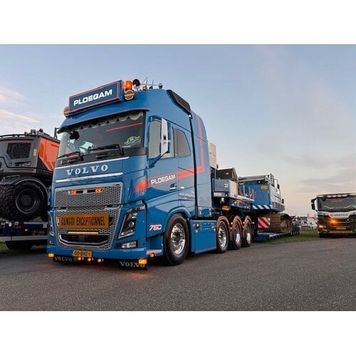 Tekno Tekno Volvo FH16 8x4 with Broshuis DDC lowloader 3 bed 5 PLOEGAM