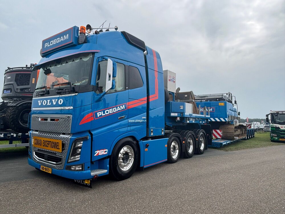 Tekno Tekno Volvo FH16 8x4 with Broshuis DDC lowloader 3 bed 5 PLOEGAM