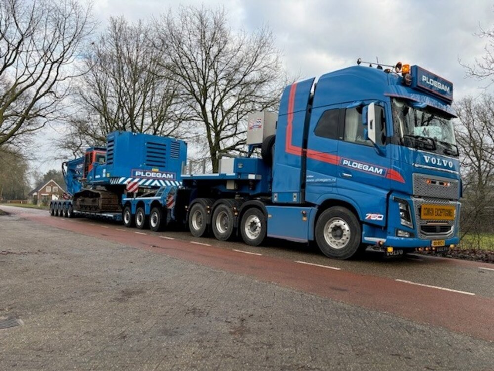 Tekno Tekno Volvo FH16 8x4 with Broshuis DDC lowloader 3 bed 5 PLOEGAM