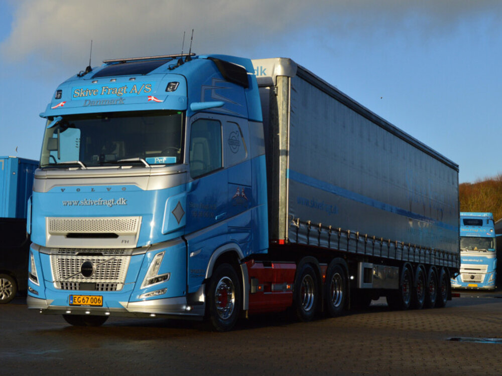 WSI WSI Volvo FH Aero Globetrotter XL 6x2 with 4-axle curtainside trailer SKIVE FRAGT A/S