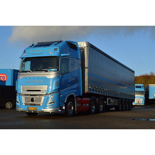 WSI WSI Volvo FH Aero Globetrotter XL 6x2 met 4-assige schuifzeilen oplegger SKIVE FRAGT A/S