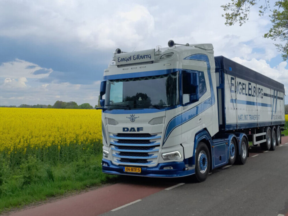 WSI WSI DAF XF SH with sky lichts 6x2 with 3-axle belt trailer ENGEL ELBURG