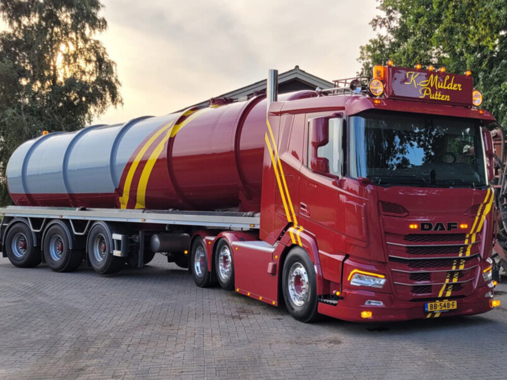 WSI WSI DAF XF SL 6x2 twin steer + 3-axle vacuum tank trailer LOONBEDRIJF K. MULDER