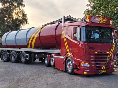WSI WSI DAF XF SL 6x2 twin steer + 3-axle vacuum tank trailer LOONBEDRIJF K. MULDER