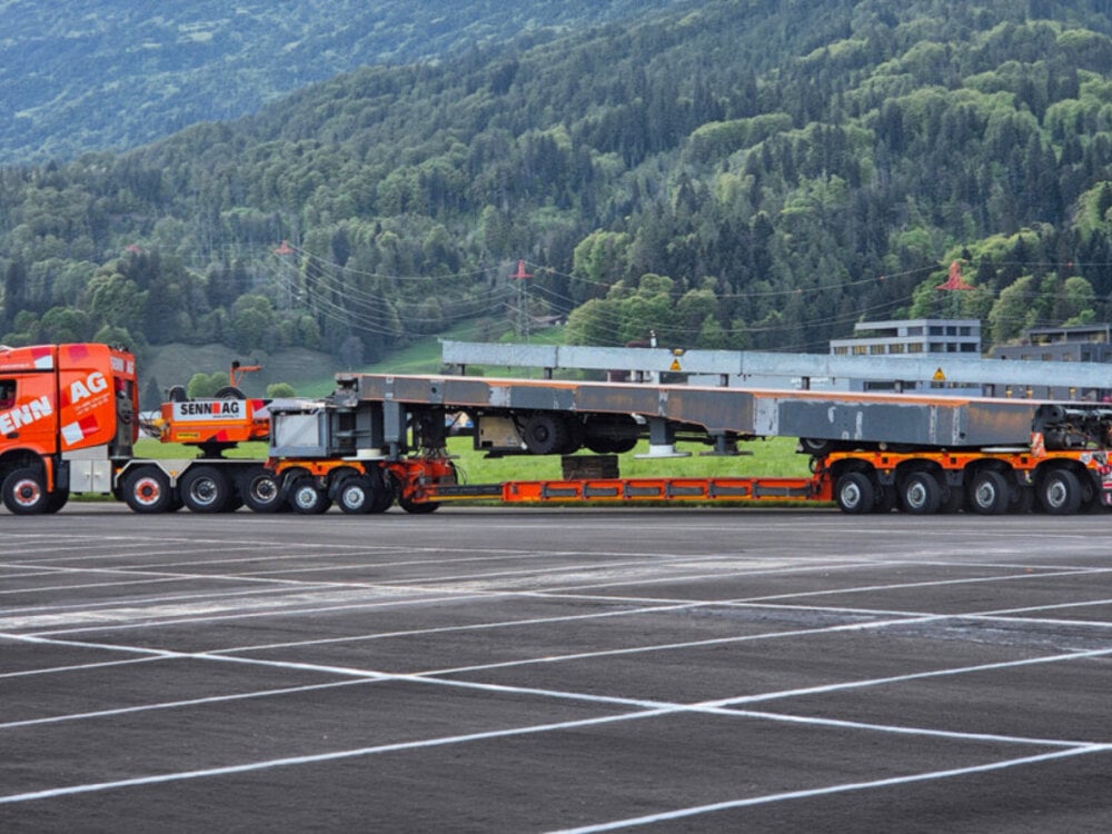 WSI WSI Mercedes-Benz Arocs MP4 2.300MM Stream Space 8x6 met 4-assige dieplader + 2-assige dolly SENN AG