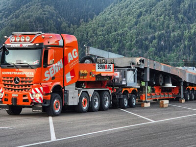 WSI WSI Mercedes-Benz Arocs MP4 2.300MM Stream Space 8x6 met 4-assige dieplader + 2-assige dolly SENN AG