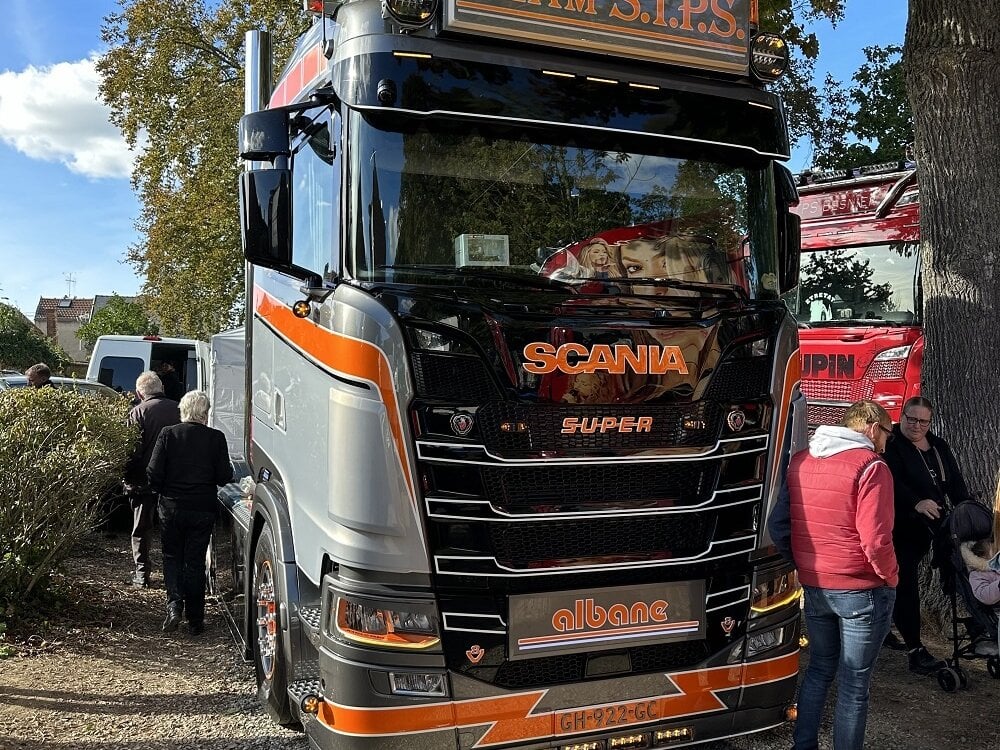 Tekno Tekno Scania Next Gen 6x2 sleepas trekker STPS