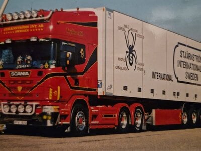 Tekno Tekno Scania 4 serie Topline 6x2 met 3-assige koeloplegger STJARNSTROMS