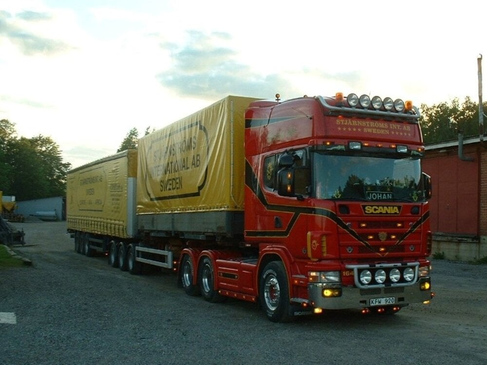 Tekno Tekno Scania 4 serie Topline 6x2 met 3-assige koeloplegger STJARNSTROMS