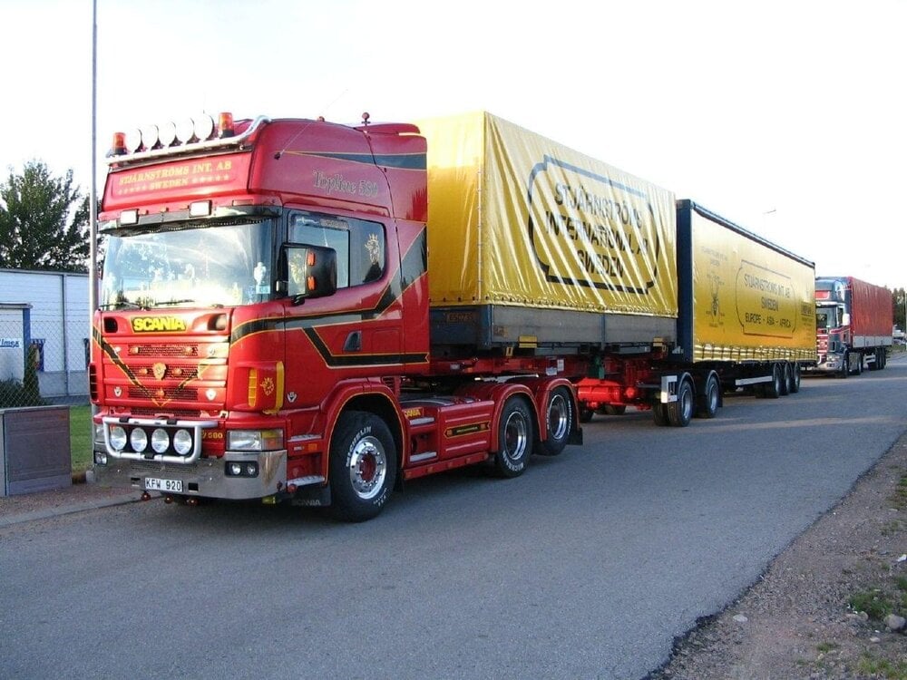 Tekno Tekno Scania 4 serie Topline 6x2 met 3-assige koeloplegger STJARNSTROMS