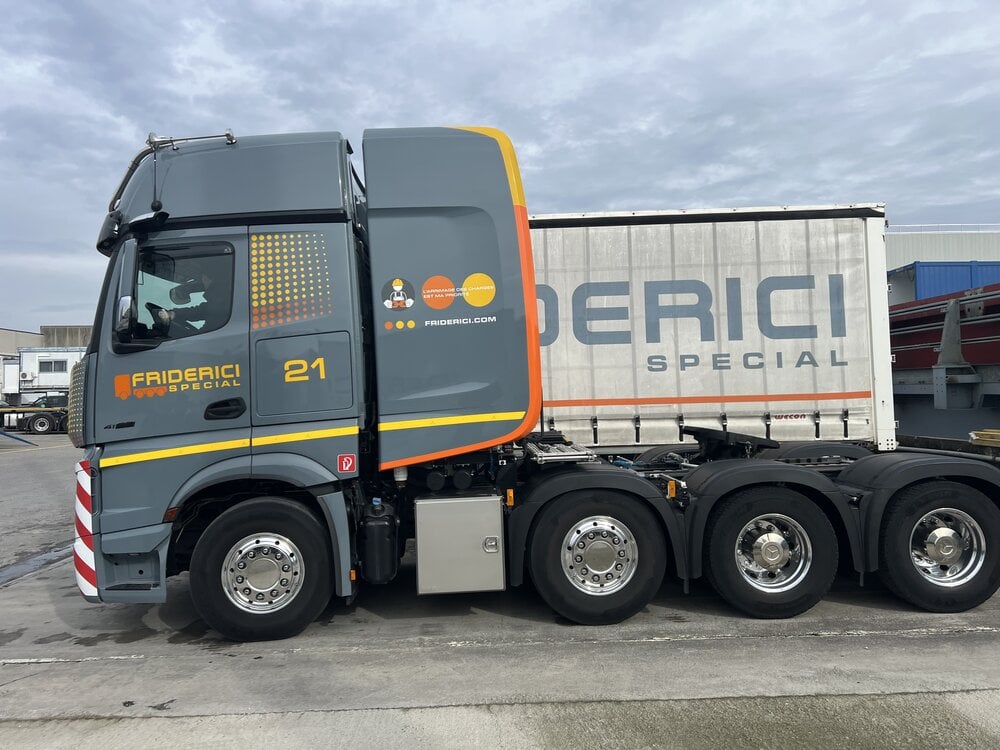 Tekno Tekno Mercedes-Benz Actros Gigaspace 8x4 met Broshuis DDC 3-bed-5 FRIDERICI