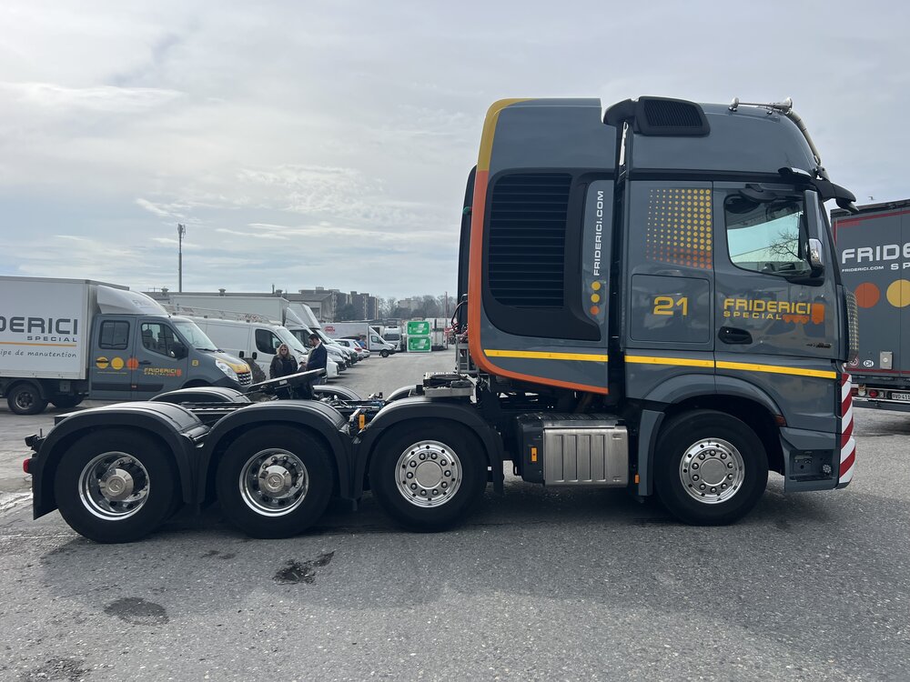 Tekno Tekno Mercedes-Benz Actros Gigaspace 8x4 with Broshuis DDC 3-bed-5 FRIDERICI