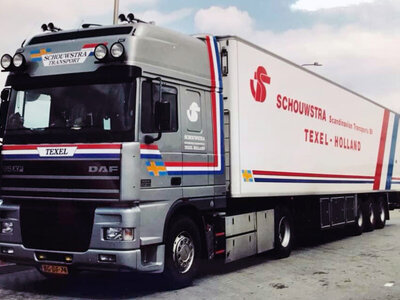 WSI WSI DAF 95XF Super Space Cab  4x2 met 3-assige koeloplegger SCHOUWSTRA