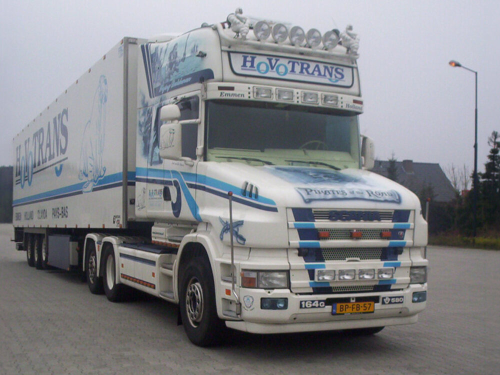 WSI WSI Scania 4-serie Torpedo Topline 6x2 met 3-assige koeloplegger HOVOTRANS
