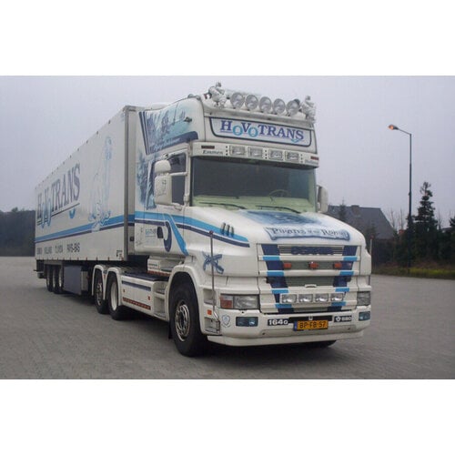 WSI WSI Scania 4-serie Torpedo Topline 6x2 met 3-assige koeloplegger HOVOTRANS