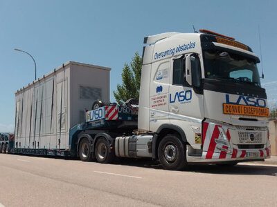 WSI WSI Volvo FH Aero Globetrotter 6x4 met 3-assige euro PX dieplader LASO