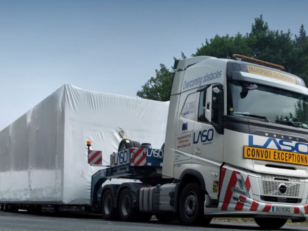 WSI WSI Volvo FH Aero Globetrotter 6x4 with 3-axle euro PX Lowloader LASO