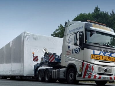 WSI WSI Volvo FH Aero Globetrotter 6x4 met 3-assige euro PX dieplader LASO