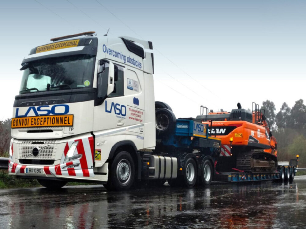 WSI WSI Volvo FH Aero Globetrotter 6x4 with 3-axle euro PX Lowloader LASO