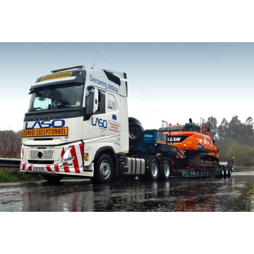 WSI WSI Volvo FH Aero Globetrotter 6x4 met 3-assige euro PX dieplader LASO
