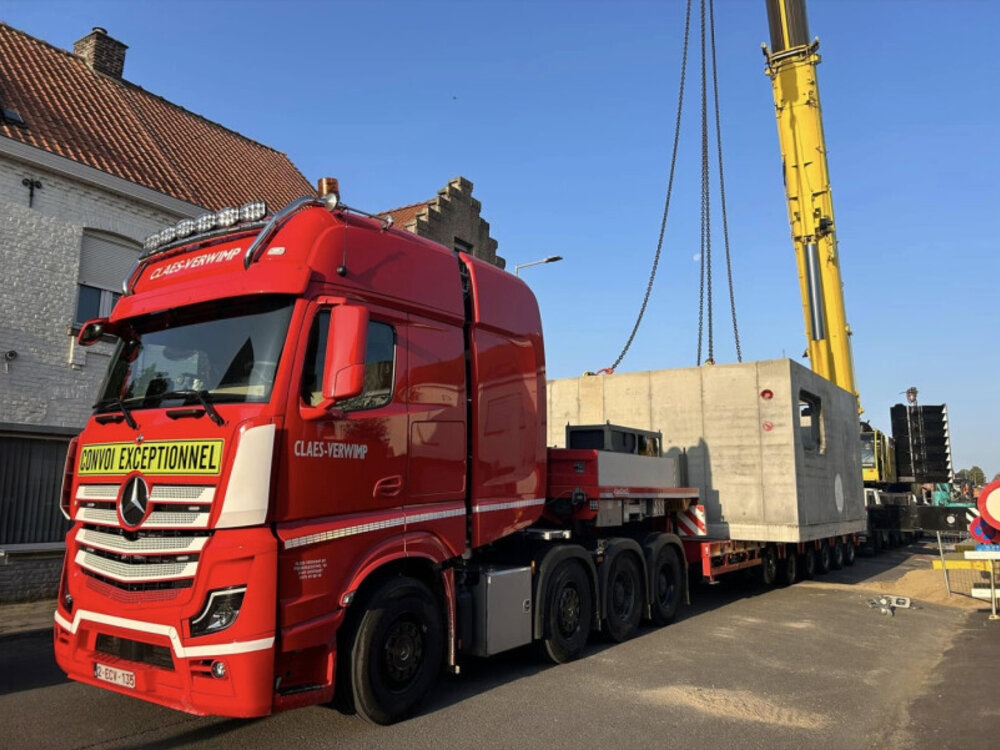 WSI WSI Mercedes-Benz Actros MP5 Gigaspace 8x4  SLT with 6 axle Manoovr + 2-axle Dolly CLAES VERWIMP