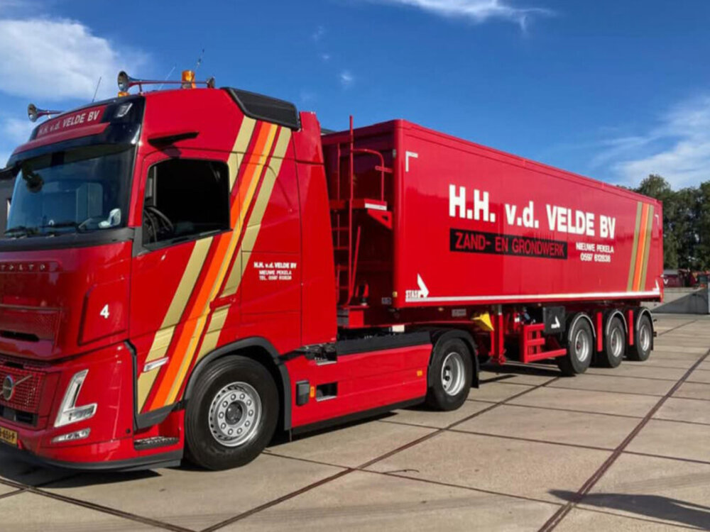 WSI WSI Volvo FH aero Globetrotter 4x2 met 3-as tipper volume oplegger H.H. VAN DER VELDE